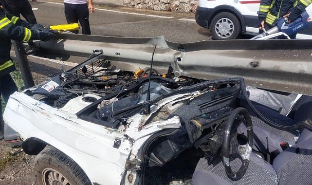Bariyerlere ok gibi saplanan otomobilde 1 kişi hayatını kaybetti