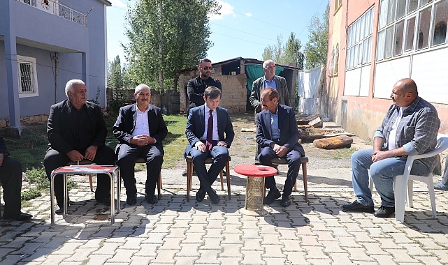 Başkale Kaymakamı, evinde yangın çıkan Gazi Nadir Yılmaz&#039;ı yalnız bırakmadı