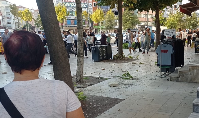 Bir binadan kopan beton parçaları caddede yürüyen anne ve kızının üzerine düştü