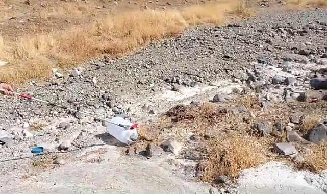 Bir eve giren ve paniğe neden olan yılan, itfaiye ekiplerince çıkartıldı