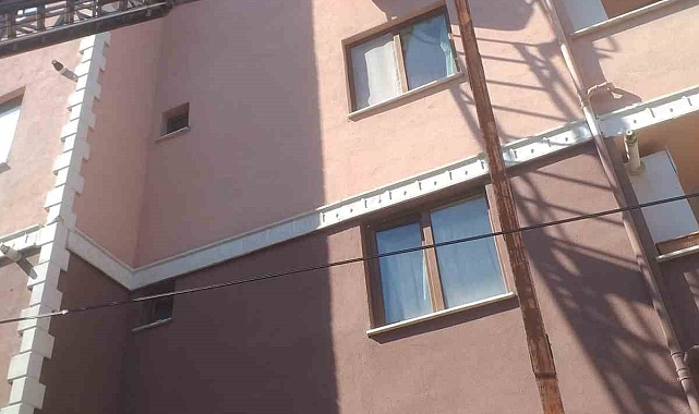 Bir evin dördüncü katında mahsur kalan bebeği itfaiye kurtardı