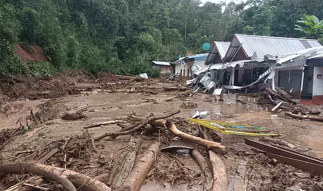 Bölgede art arda meydana gelen tayfunlar ve fırtınalar nedeniyle 700&#039;den fazla kişi öldü