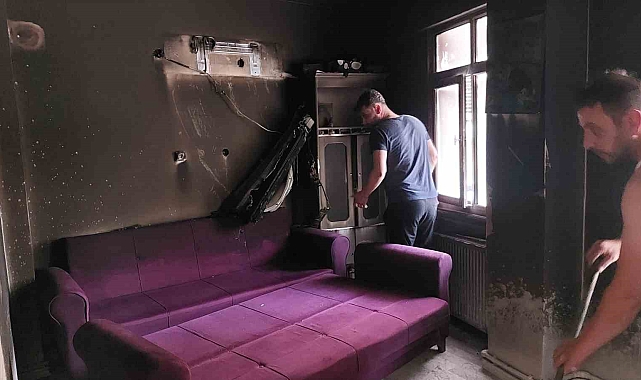 Çakmakla yatağı yakıp annesine haber verdi