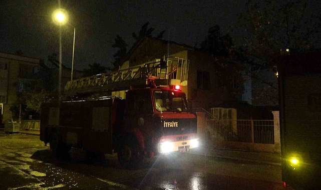 Camide çıkan yangın balkondaki vatandaşın dikkatiyle büyümeden söndürüldü