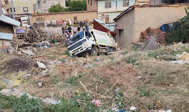 Çöp kamyonu bahçeye devrildi