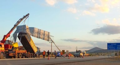 Damperi açık kalan tır trafik levhasına çarptı