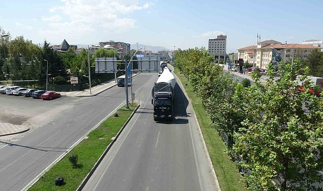Dev rüzgar gülü türbinleri taşınması meraklı gözlerle izlendi