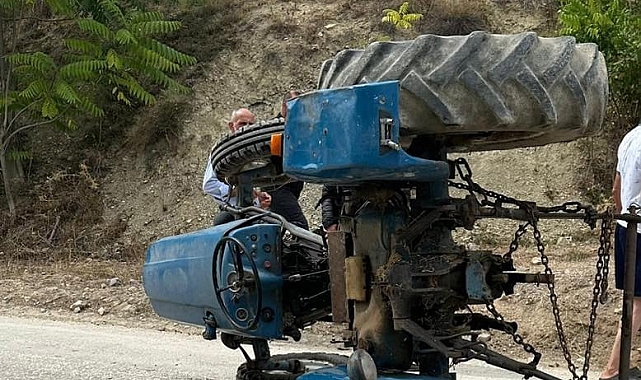 Devrilen traktörden atladı, tekerlek üzerinde oturan annesi ise hayatını kaybetti