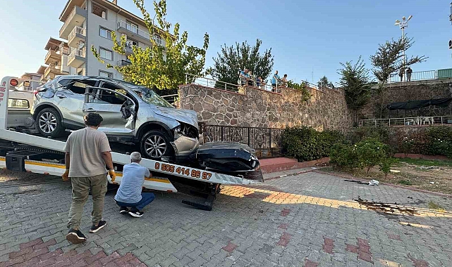 Direksiyon hakimiyetini kaybeden otomobil apartman bahçesine uçtu