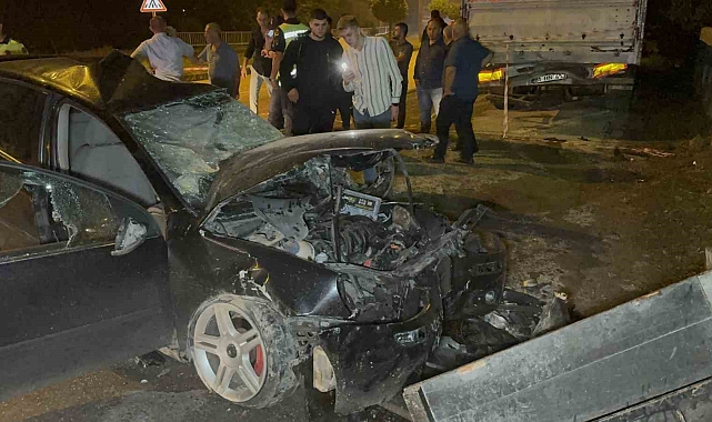 Direksiyon hakimiyetini kaybeden otomobil park halindeki tıra arkadan çarptı