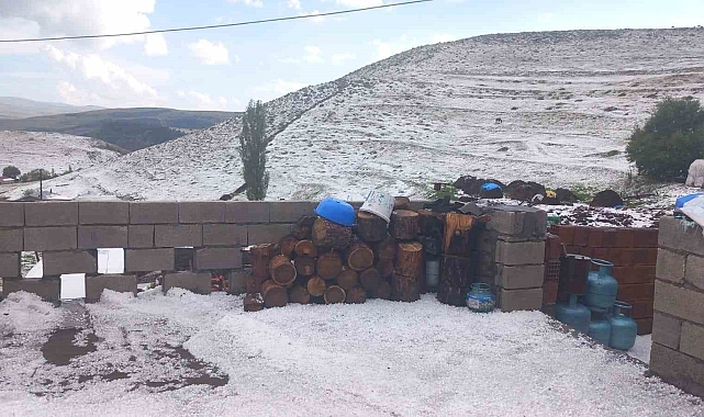 Dolu yağışı Hanak ilçesini beyaza bürüdü