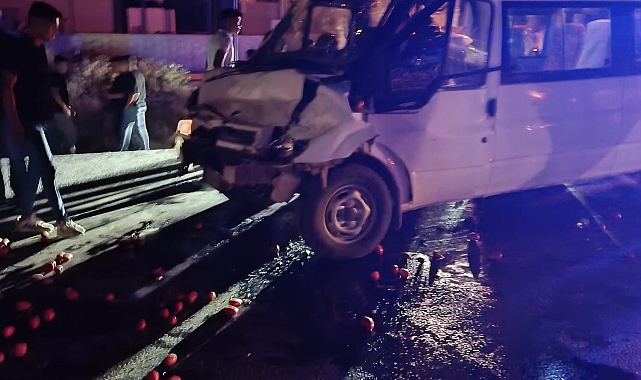 Domates yüklü traktöre minibüs çarptı