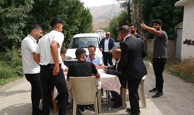 Düğün için yola çıkan çiftin aracı önü pişti masasıyla kesildi