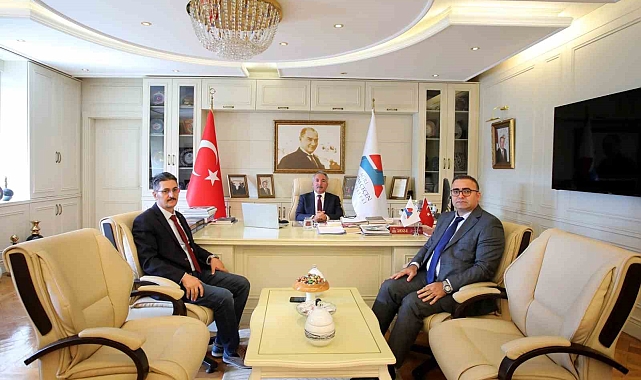 &#039;Dünyanın en etkili bilim insanları&#039; AİÇÜ&#039;da