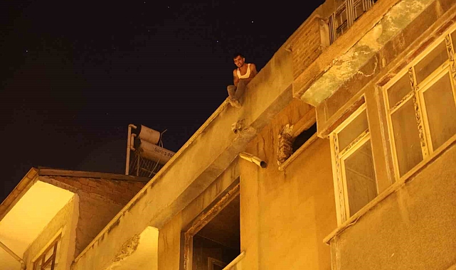 Elazığ&#039;da 4 katlı metruk bir binanın çatısına çıkarak atlamak istedi