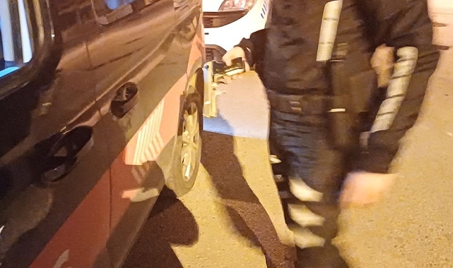Elinde silahla gezen bir çocuk polis ekipleri tarafından gözaltına alındı