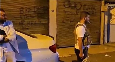 Ellerinde silahla sokağa çıkıp husumetlilerini tehdit etti