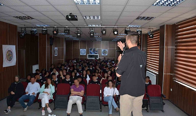 Erzurum Emniyet Müdürlüğü ekiplerinden öğrencilere terör bilgilendirmesi