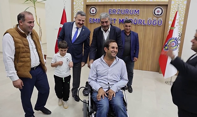 Erzurum Emniyet Müdürü Kadir Yırtar, engelli vatandaşa akülü tekerlekli sandalye hediye etti