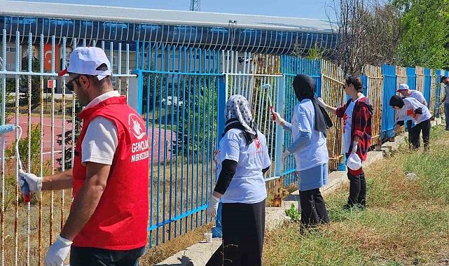 Erzurum Gençlik Merkezleri gönüllüleri, Kazım Karabekir Stadyumu&#039;nun çehresini değiştirdi