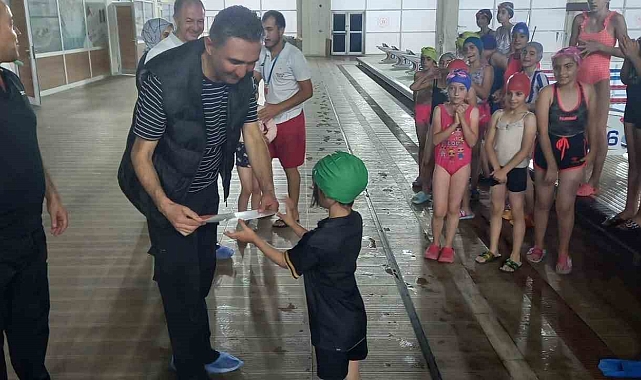 Erzurum&#039;da 5 bin çocuk kulaç attı