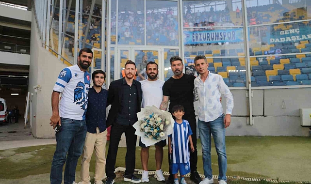 Erzurumspor FK Teknik Direktörlüğü yapan Hakan Kutlu&#039;ya kutlama plaketi