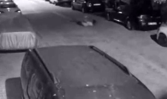 Esenyurt&#039;ta bir kişi süratle giden arabadan paçavra gibi sokağa attıldı