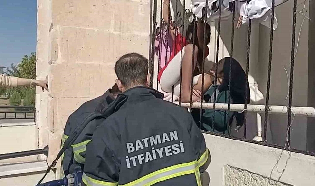 Evlerinin balkonunda oynayan 10 yaşındaki kız çocuğu, balkon korkuluklarına sıkıştı