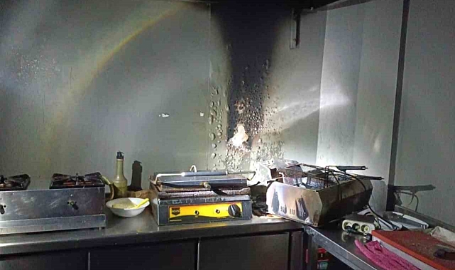 Fritözünde başlayan yangın iş yerine zarar verdi