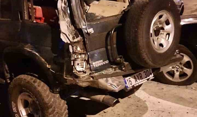 Gece yarısı park halindeki otomobillere aracıyla çarpıp kaçan sürücü, kamerada