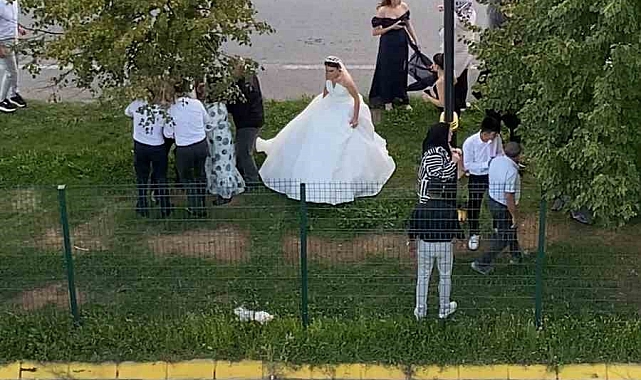 Gelin ve damat yol ortasında kavga eden yakınlarının arasında kaldı