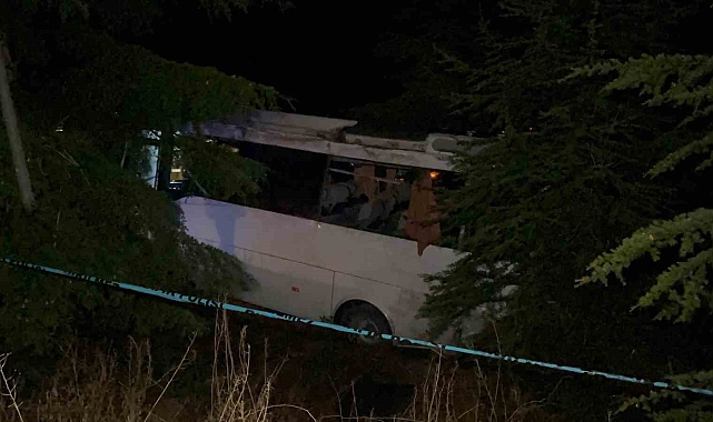 Görevli polis memurlarını taşıyan midibüs şarampole uçtu