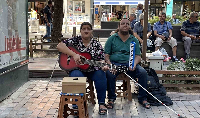 Görme engelli İran&#039;lı çift sokak müzisyenliği yaparak geçimini sağlıyor
