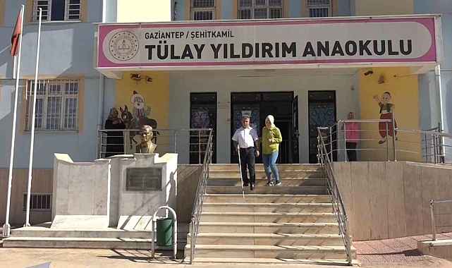 Görme engelli okul müdürü azmiyle örnek oluyor