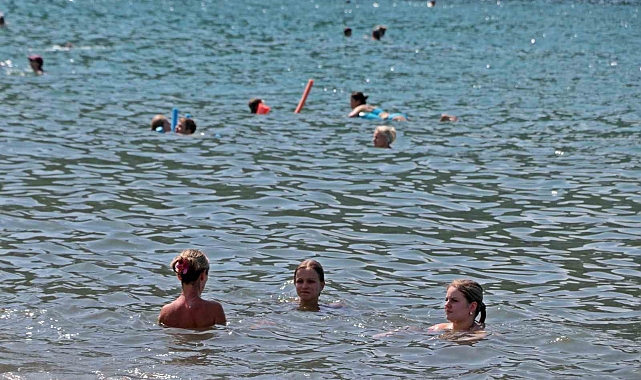 Güneşi gören tatilciler plajlara akın etti