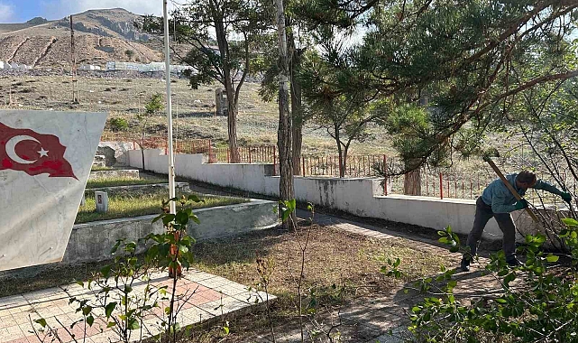 Hasankale Şehitliği&#039;nde bakım onarımın yanında temizliği de aksatılmadan sürdürülüyor