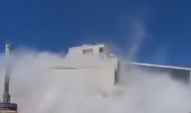 Hastane bloğunun yerle bir olma anı kameraya yansıdı