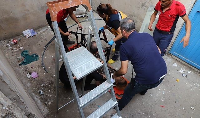 Havalandırma boşluğuna düşen kadın yaralandı