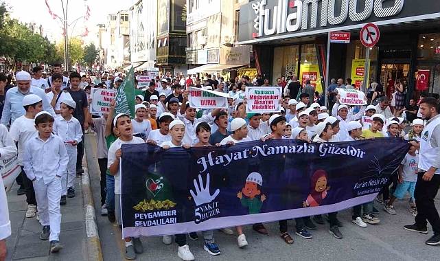 &#039;Hayat Namazla Güzeldir&#039; etkinliğine yüzlerce çocuk katıldı