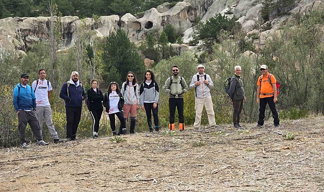 Hem de çöp topladı hem de bayat ekmekleri hayvanların için doğaya bıraktı