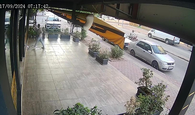 Hırsız camı kırarak baklavacıya girdi