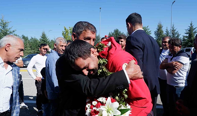 İbrahim Bölükbaşı, memleketi Erzurum&#039;da omuzlarda karşılandı