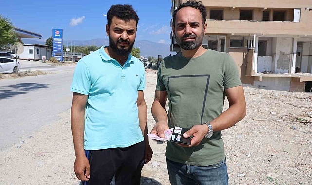 İçi para dolu cüzdanı sahibine teslim etti