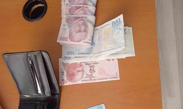 İçinde 2 bin 720 lira bulunan cüzdanı zabıtaya teslim etti