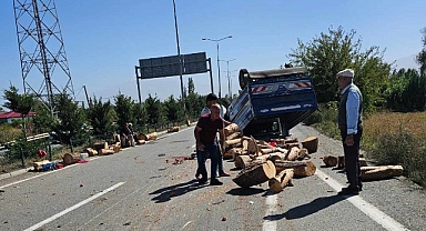 Iğdır’da kaza; araç devrildi odunlar yola savruldu!