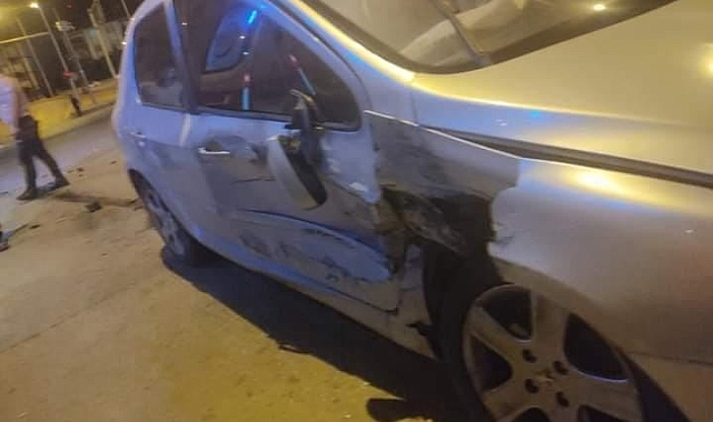 İki otomobil çarpıştı 3 kişi yaralandı