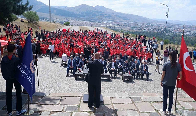 İlk ders olarak bin öğrenciyle Aziziye Tabyası&#039;nda &quot;Aşk-ı Vatan&quot; konusu seçildi
