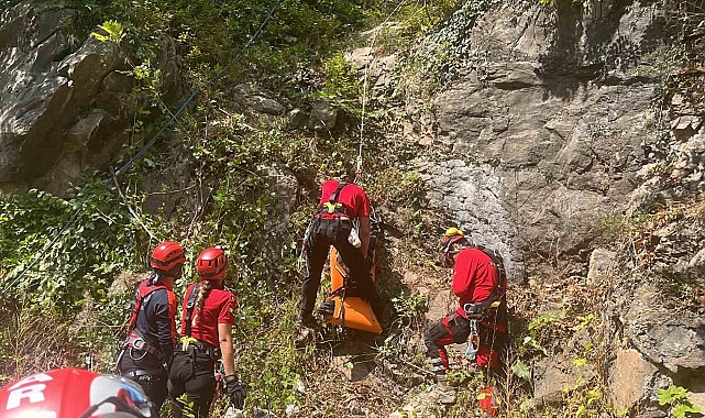 İntihar eden şahısın cesedi 300 metrelik uçurumdan operasyonla çıkartıldı