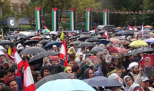 İran&#039;da binlerce kişi, sokaklara döküldü