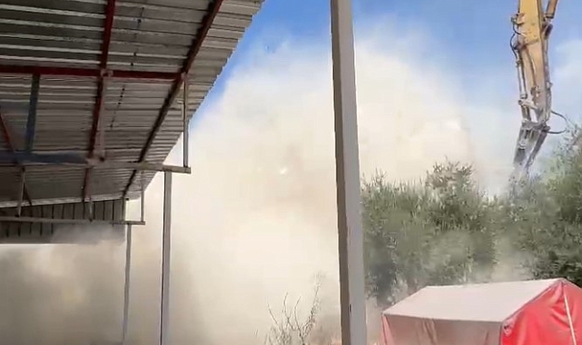 İş makinesinin darbesiyle 6 katlı binanın yıkılma anı kameraya yansıdı